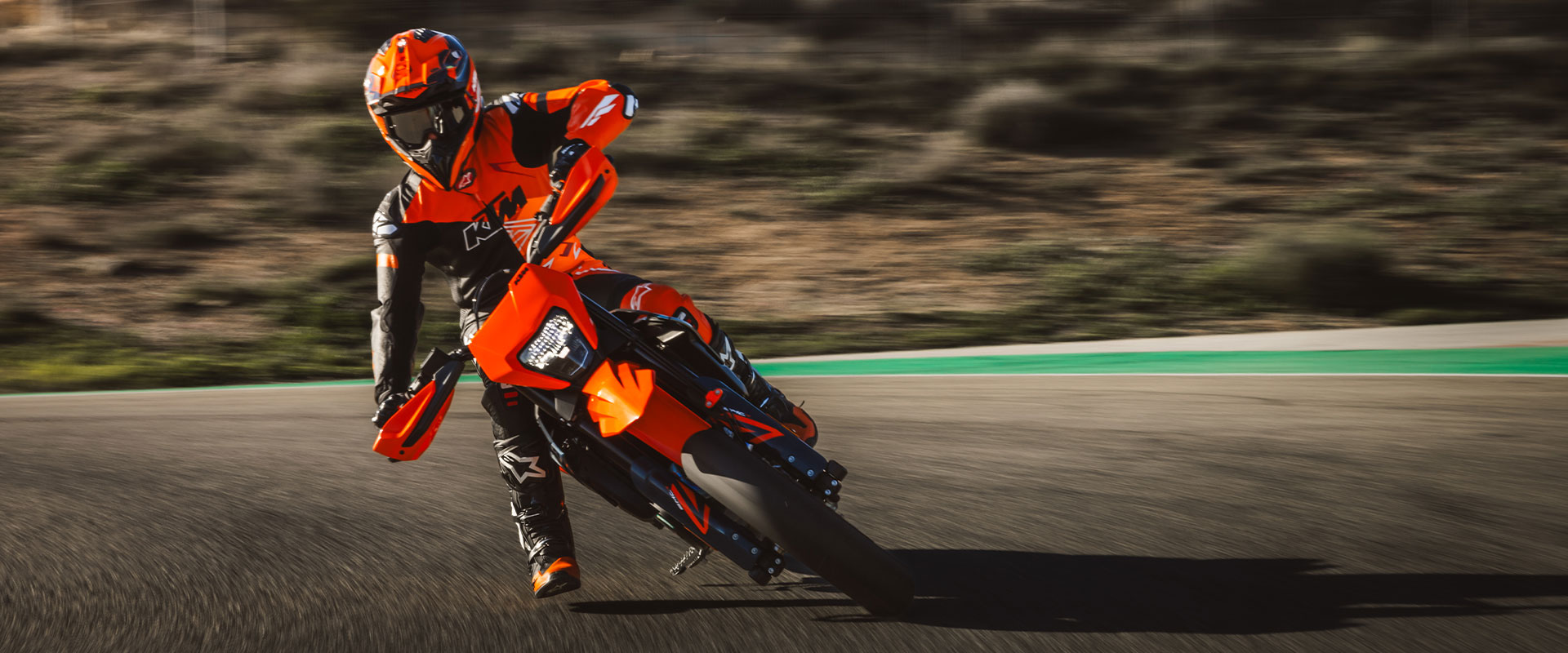 KTM Supermoto 690 SMC R 2026 photo KTM Supermoto 690 SMC R 2026 photo