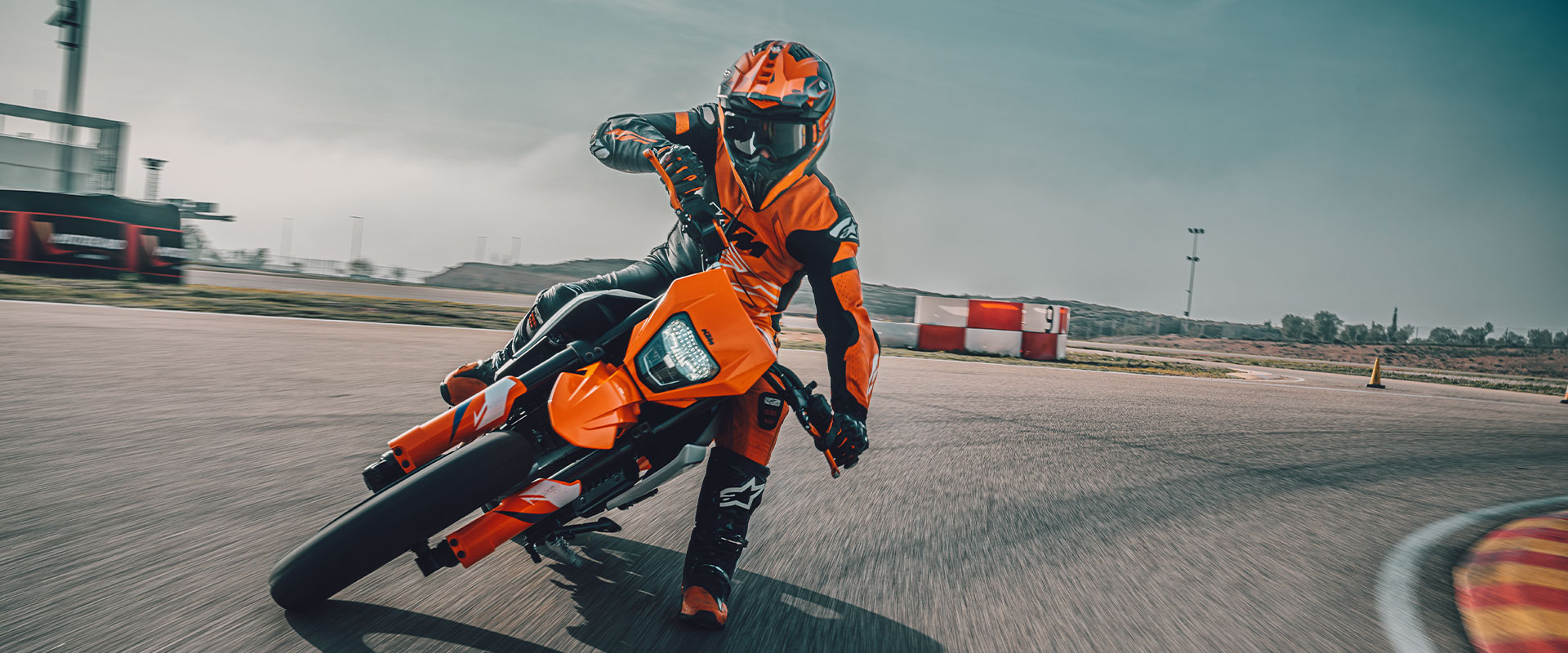 KTM Supermoto 390 SMC R 2026 photo